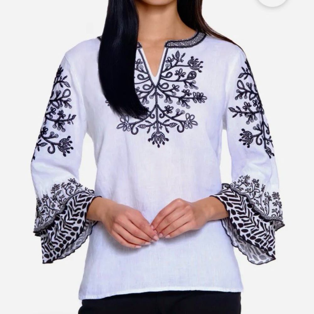 NWT EMBROIDERED SPLIT NECK TUNIC - BLACK/WHITE Size: M